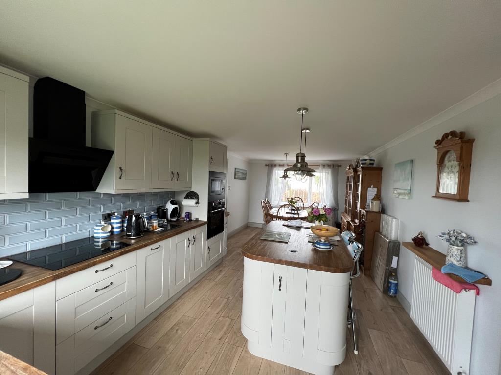 Lot: 49 - DETACHED BUNGALOW ENJOYING SEA AND COUNTRYSIDE VIEWS -